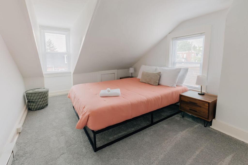 Casa de Férias Comfy Renovated Townhome - Heart Of Downtown