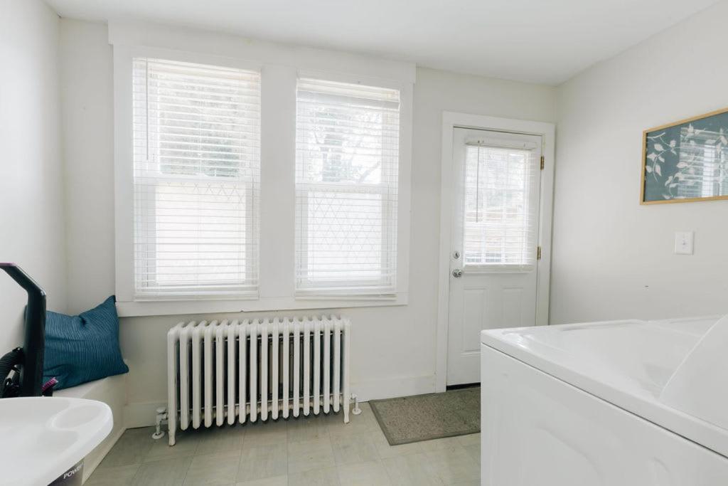 Comfy Renovated Townhome - Heart Of Downtown Casa de Férias