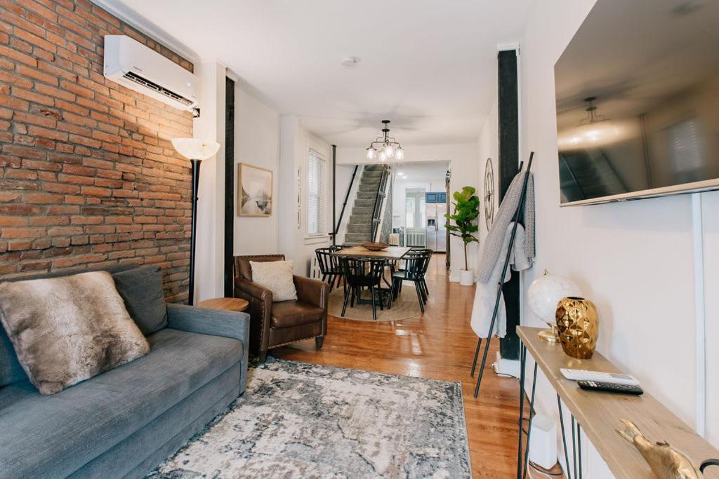 Casa de Férias Comfy Renovated Townhome - Heart Of Downtown *